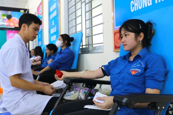 Thanh niên hiến máu tình nguyện, quyên góp ủng hộ trường học thiệt hại do lũ