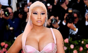 Nicki Minaj bị bắt giữa sân bay