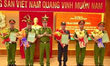 Thưởng nóng lực lượng phá nhanh vụ án giết nữ nhân viên quán cà phê ở TPHCM