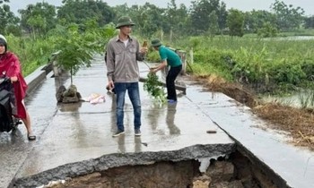 Xuất hiện 'hố tử thần' trên đường liên thôn ở Quảng Ninh