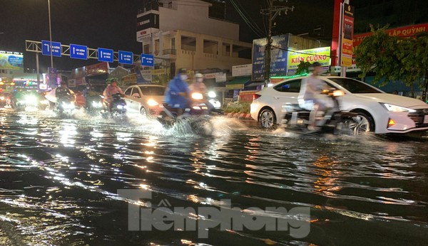 Mưa như trút nước, nhiều tuyến phố Đà Nẵng 'biến' thành sông