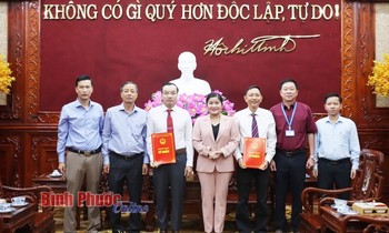 Chủ tịch UBND tỉnh Bình Phước trao quyết định về công tác cán bộ