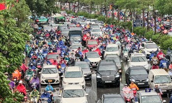 Người dân lại chật vật nhích từng mét trên đường giữa cơn mưa lớn giờ tan tầm