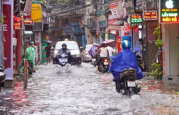 Nhiều tuyến phố Hà Nội ngập sâu, nước tràn vào nhà dân