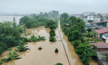 Thành phố Yên Bái chìm trong biển nước, nhiều tuyến phố ngập sâu đến 4 mét