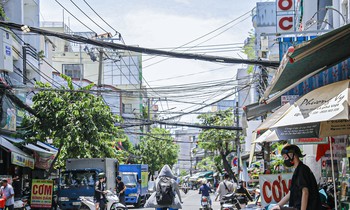 Dây điện, dây cáp viễn thông chằng chịt gây nguy hiểm trên phố Đà Nẵng