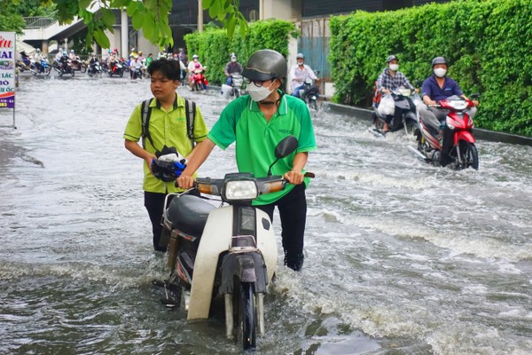 Triều cường dâng cao, người dân TPHCM chật vật lội nước về nhà ngày Rằm tháng 8