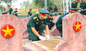 Trang trọng đón 87 anh hùng liệt sỹ hy sinh trên đất nước Lào về đất mẹ