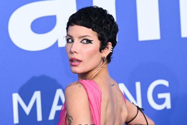 Halsey nói cô ấy còn sống sau bệnh tật