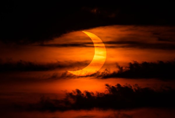 Tù nhân New York đến xem hệ mặt trời Eclipse