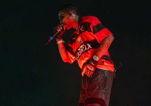 Travis Scott bị bắt ở bãi biển Miami