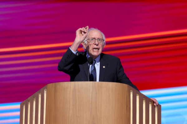 Sanders quay lưng lại Harris và tiến bộ Agenda tại DNC