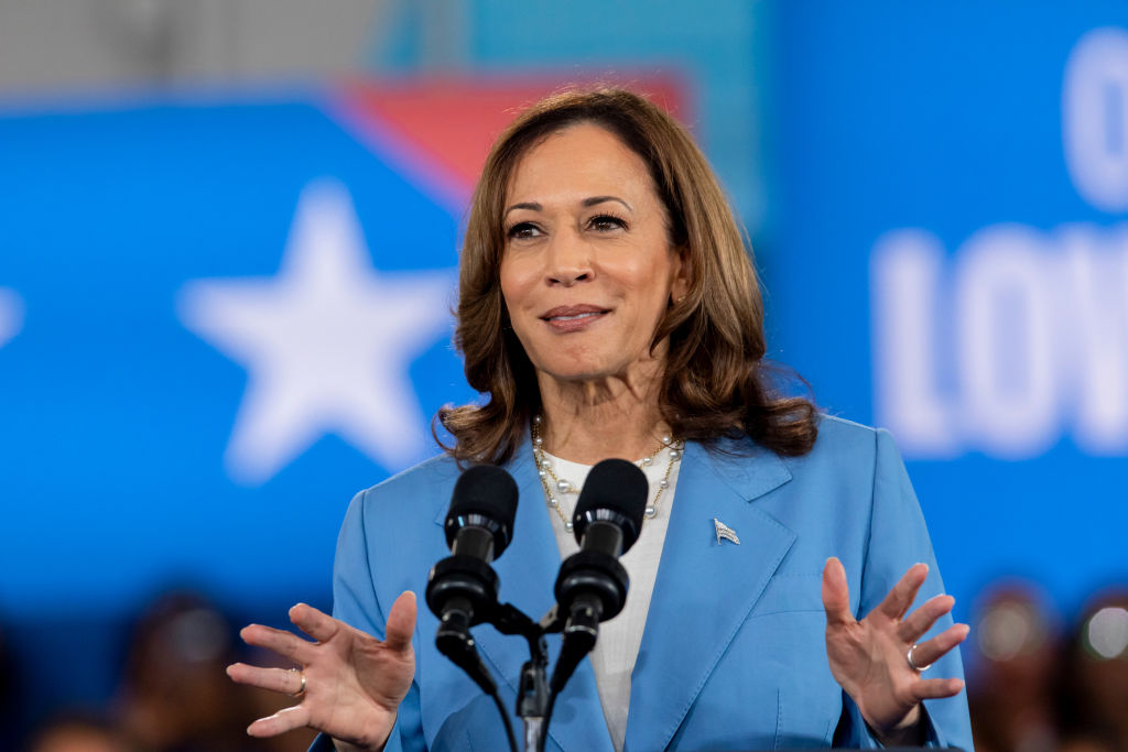 Kamala Harris dẫn đầu các cuộc thăm dò và đặt cược những điều kì lạ chống lại Thump khi DNC bắt đầu