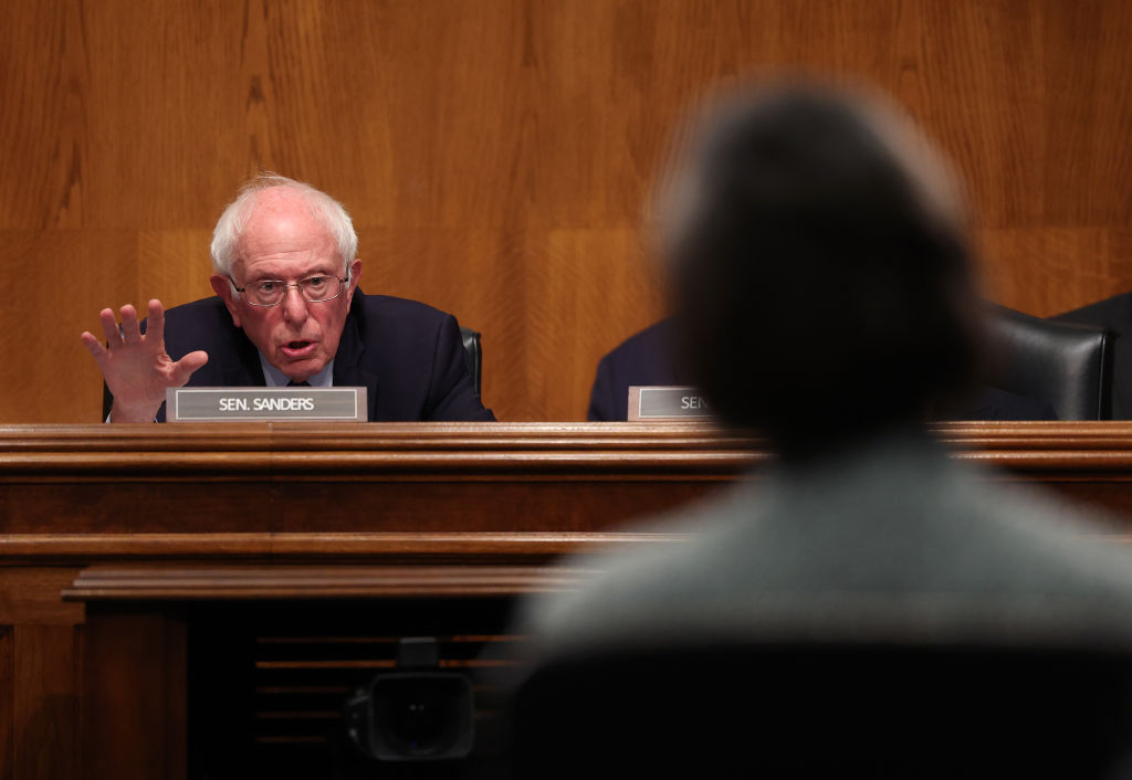 Bernie Sanders về cách cạnh tranh với Big Pharma