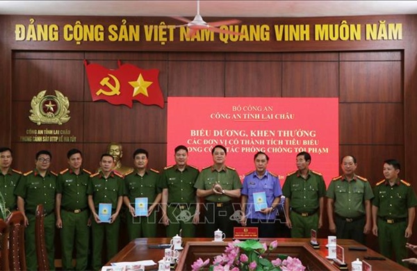 Khen thưởng các đơn vị tiêu biểu trong phòng, chống tội phạm