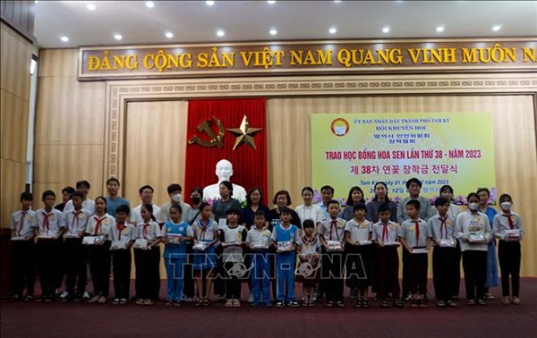 Trao 100 suất học bổng cho học sinh vượt khó học giỏi