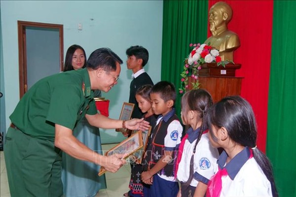 Chắp cánh ước mơ cho trẻ em nghèo vùng biên giới