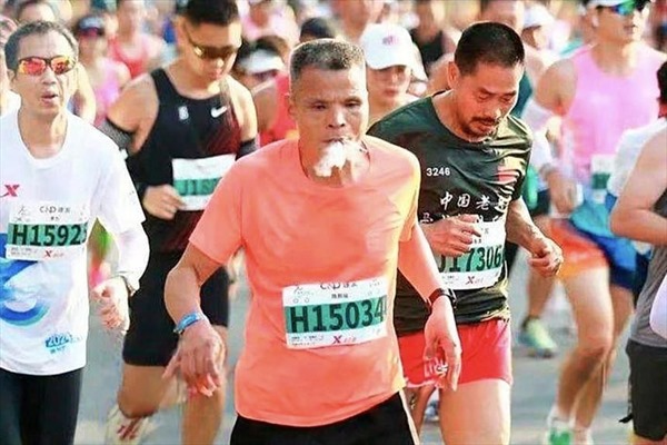 Vận động viên marathon Trung Quốc bị cấm thi 2 năm vì hút thuốc liên tục lúc chạy