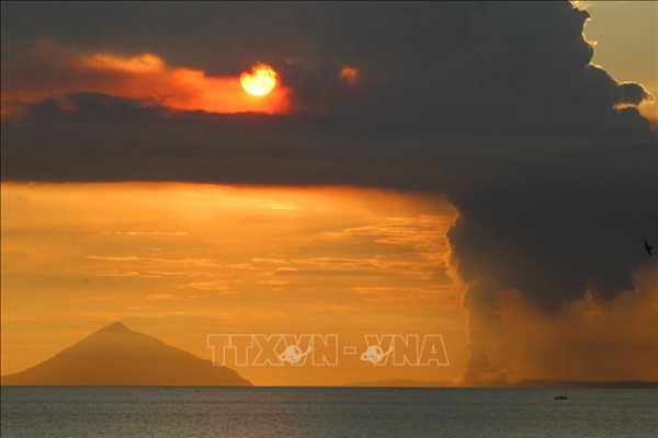 Núi lửa Anak Krakatau tại Indonesia phun tro bụi cao hơn 2.000m