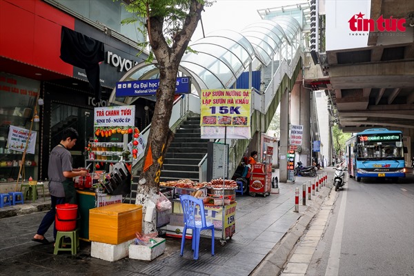 Ngang nhiên chiếm dụng các nhà ga tuyến Metro số 3 Hà Nội