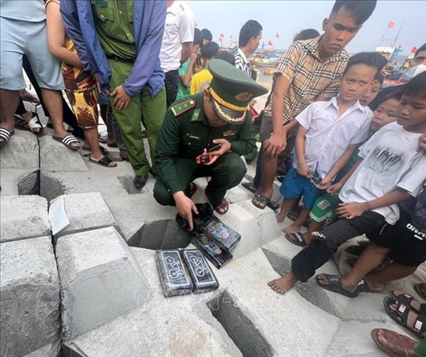 Quảng Ngãi phát hiện 4kg cocaine trôi dạt vào bờ biển