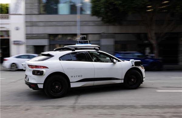 Waymo triệu hồi 672 xe tự hành sau vụ đâm cột điện