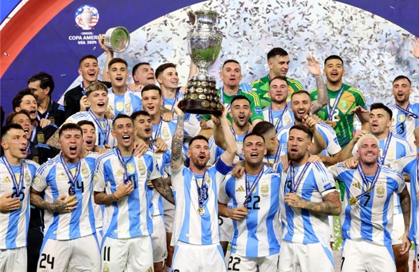 Cổ động viên Argentina thức trọn đêm mừng chức vô địch Copa America 2024