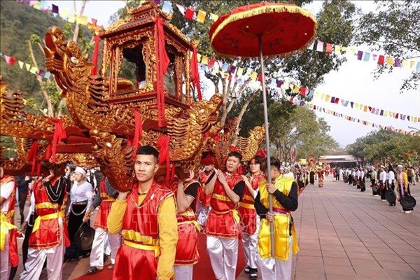 Hàng nghìn du khách tham dự Lễ hội Chùa Tiên