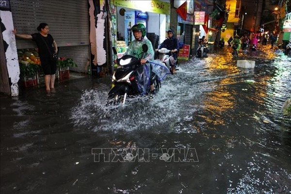 Hà Nội: Các điểm ngập úng rút hết nước, phương tiện di chuyển bình thường