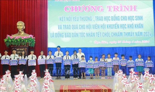 Trao học bổng cho học sinh Khmer khó khăn