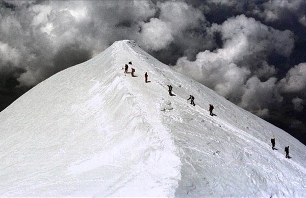 Lở băng trên dãy Alps gây thương vong, nhiều người mắc kẹt