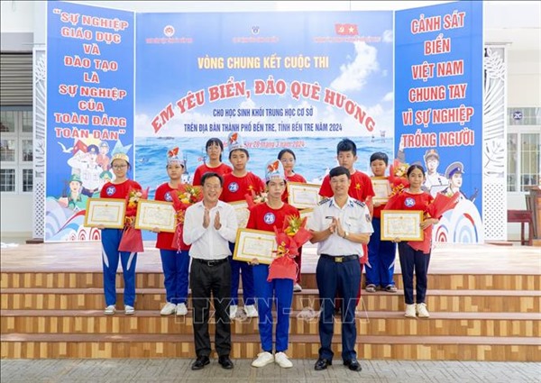 Vun đắp lòng yêu nước, yêu biển, đảo quê hương cho học sinh