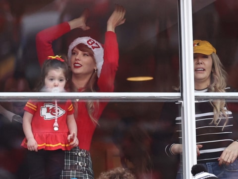 Taylor Swift dành Giáng sinh để cổ vũ cho Travis Kelce trong trận đấu Chiefs-Raiders