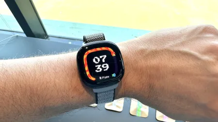 Fitbit Ace LTE tay trên: Theo dõi sức khỏe của con bạn với cái đồng hồ này