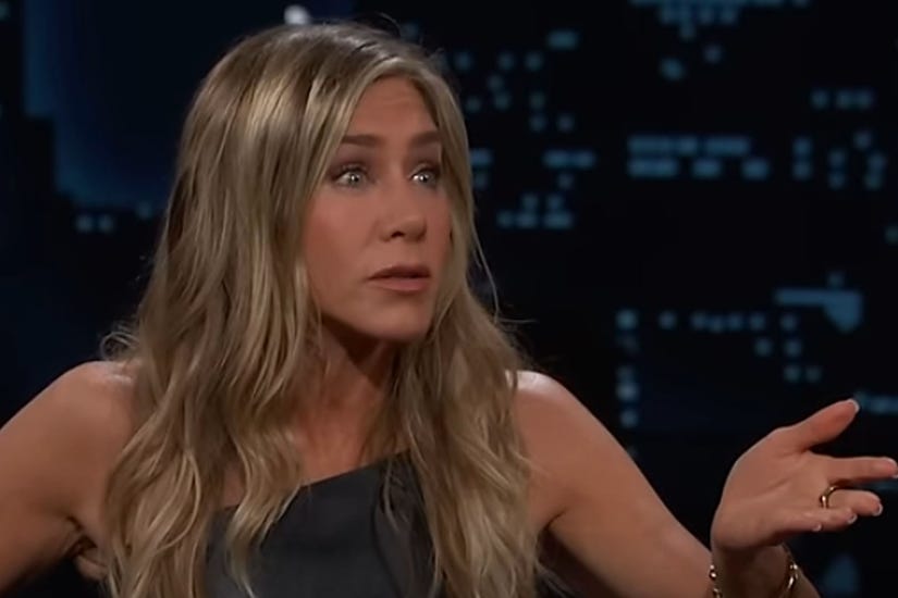 Jennifer Aniston nói về những tin đồn sốc nhất về bản thân cô ấy -- bao gồm cả một tin về Obama!