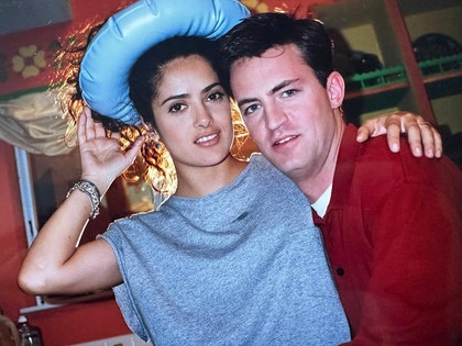 Salma Hayek chia sẻ 'Nỗi buồn sâu sắc' về cái chết của Matthew Perry