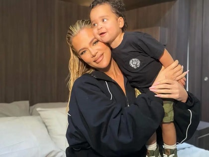 Khloe Kardashian chia sẻ những bức ảnh mới với Son Tatum -- khi người hâm mộ gọi anh là Mini Rob!