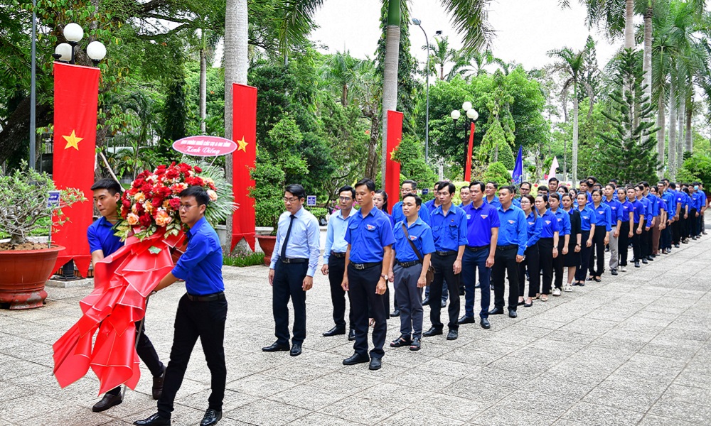 Đoàn Khối các cơ quan và Doanh nghiệp tỉnh viếng Đền thờ Bác Hồ