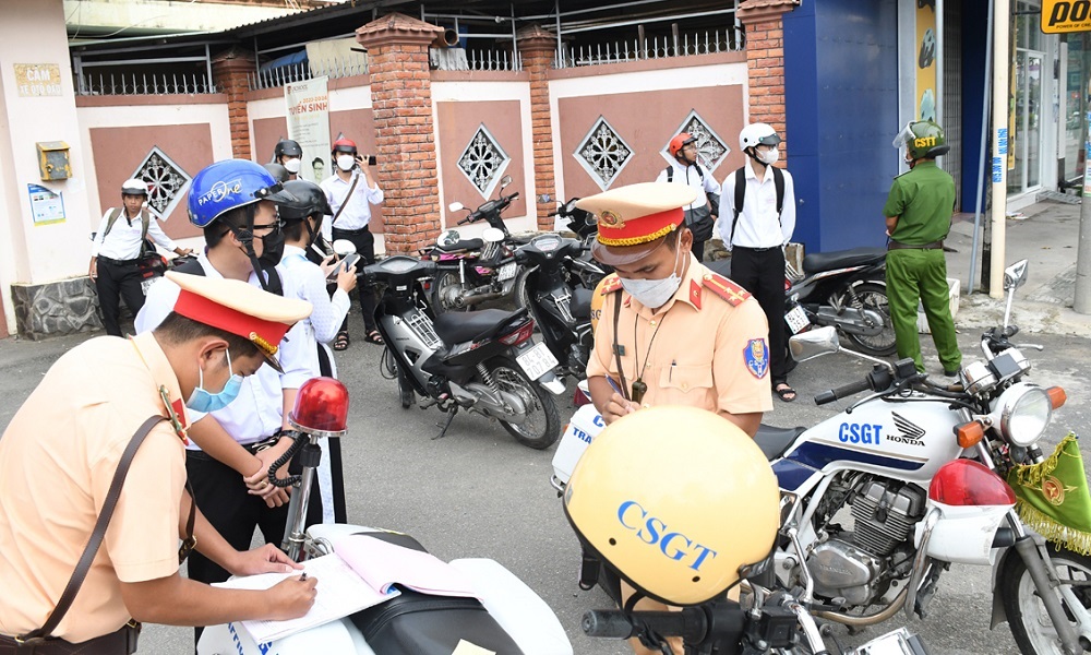 Kiểm tra, xử lý học sinh vi phạm trật tự, an toàn giao thông