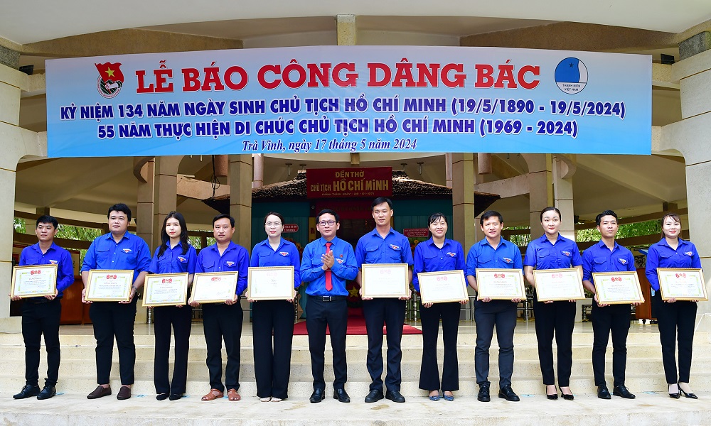 Tuổi trẻ Trà Vinh báo công dâng Bác