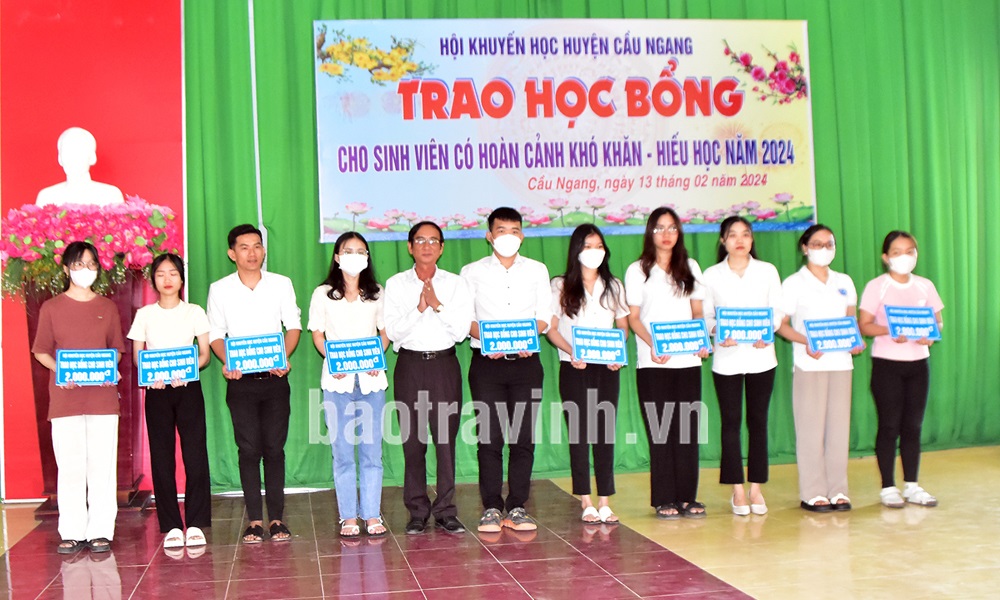 Hội Khuyến học huyện Cầu Ngang trao 256 suất học bổng cho sinh viên