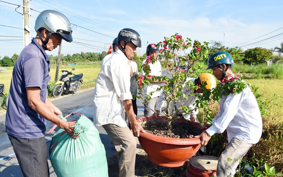 Chuyển mình từ huyện nông thôn mới