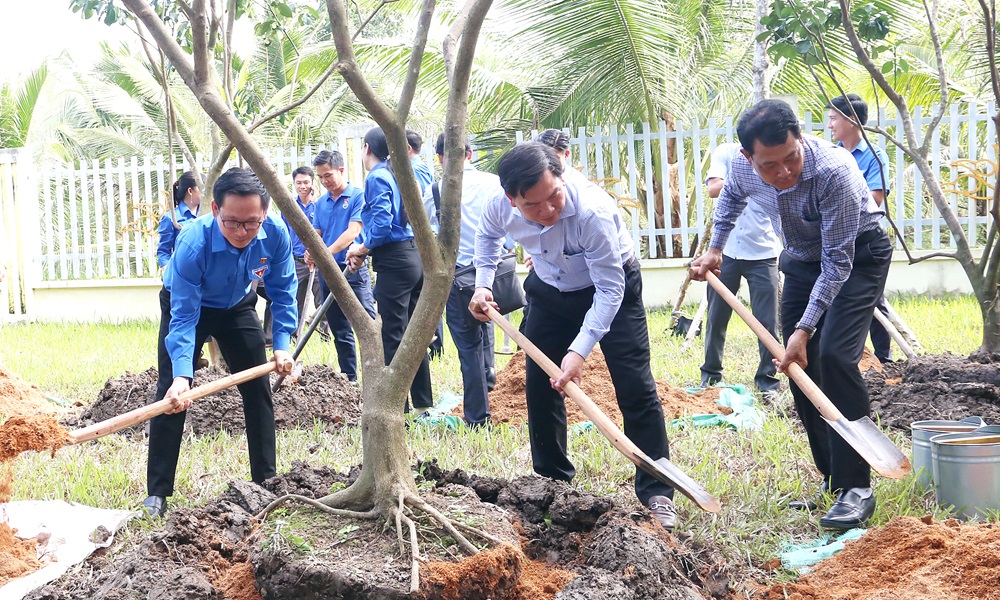 Trồng “Vườn bưởi nhớ ơn Bác” tại Đền thờ Chủ tịch Hồ Chí Minh