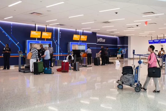 JetBlue lặng lẽ tăng phí hành lý trong tháng này - Những điều cần biết