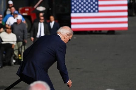 Thăm dò: Cử tri nghi ngờ thể lực của ông Joe Biden ở tuổi 81