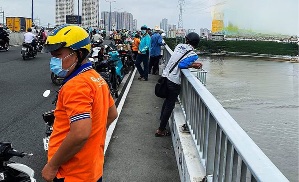 Speedboat captain, foreign tourists save woman jumping off Saigon Bridge