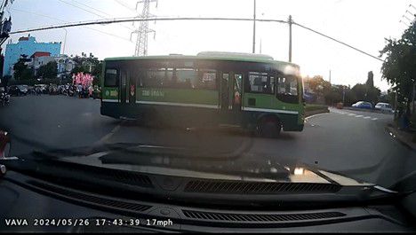 Bus driver suspended for running red light in Ho Chi Minh City