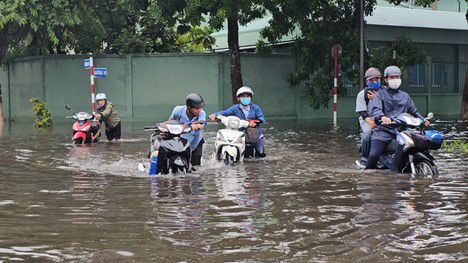 Torrential rain floods industrial park in southern Vietnam