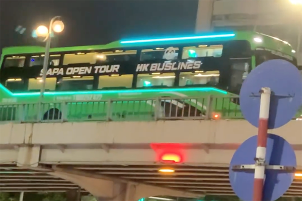 Driver fined for reversing sleeper bus on overpass in Hanoi