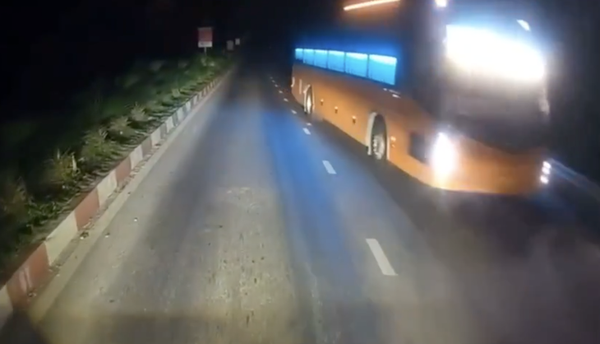 Passenger bus driver fined for driving in wrong direction on highway in northern Vietnam